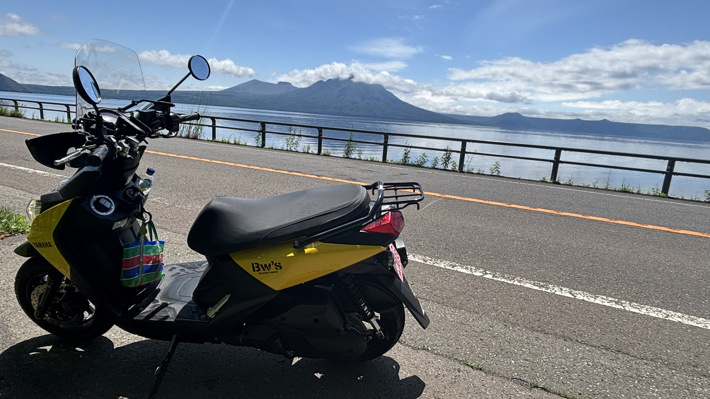 湖畔で撮影したバイクの写真