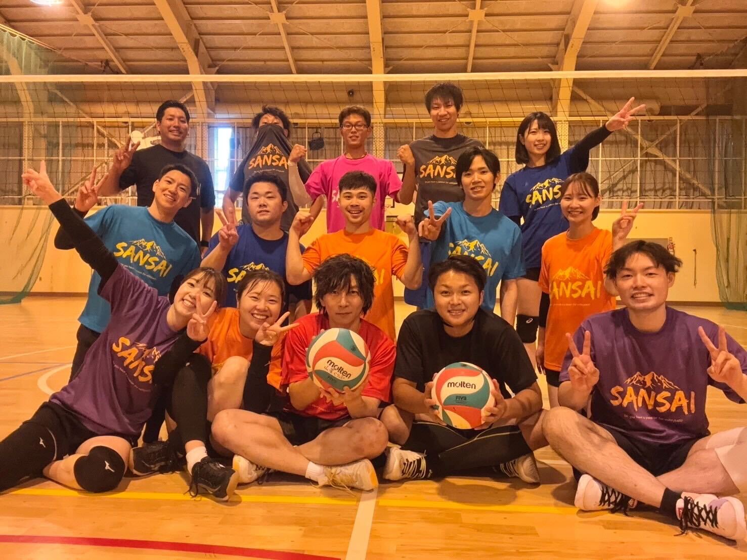社会人バレーボールサークルのメンバーとの集合写真